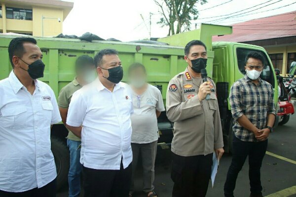 2 Pria Di Sulut Ini Nekat Timbun 3 000 Liter Solar Subsidi Pakai Dump