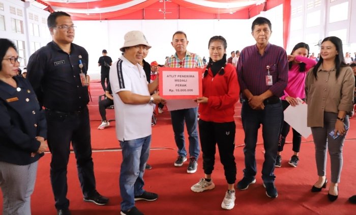 Bupati James Sumendap Salurkan Bonus Atlet Dan Pelatih Porprov