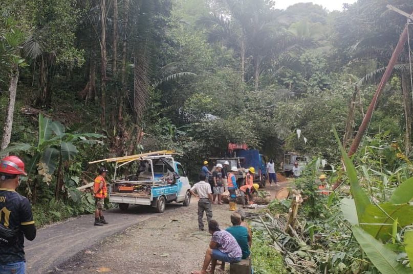 Aksi Sigap Petugas Pln Tangani Gangguan Kelistrikan Akibat Longsor Di