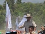 Prabowo Subianto saat menyapa masyarakat