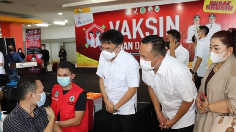 Wali Kota Andrei Angouw dan Wakil Wali Kota Richard Sualang meninjau lokasi vaksinasi massal, belum lama ini. (ist)