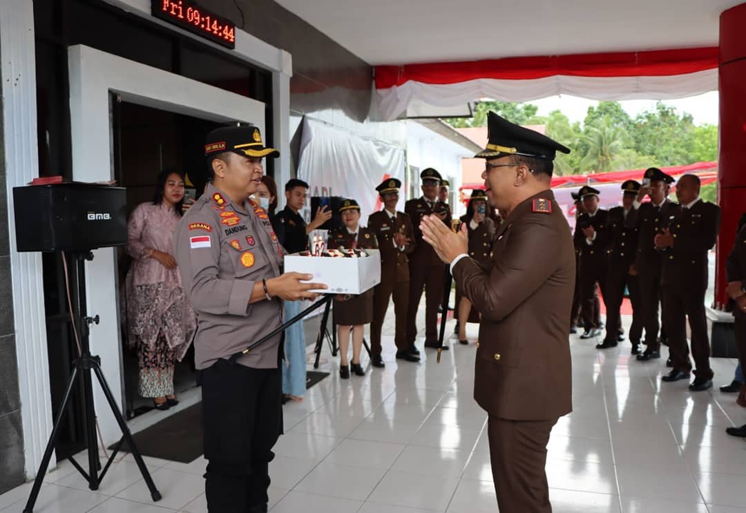 Hari Bakti Adhyaksa Ke-62, Kapolres Talaud Beri Kejutan – SINDOMANADO